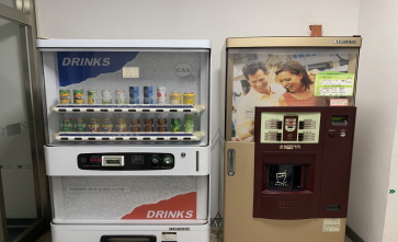 1층 음료 자판기 이미지